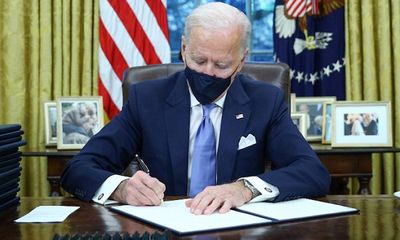 12 bang liên minh kiện ông Biden vì một sắc lệnh được ký trong ngày đầu đương nhiệm