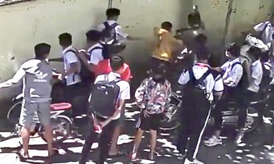 Nam sinh lớp 8 bị nhóm đối tượng lạ mặt đánh hội đồng ngay trước cổng trường
