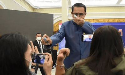 Thủ tướng Thái Lan gây sửng sốt khi xịt thẳng nước sát khuẩn vào phóng viên