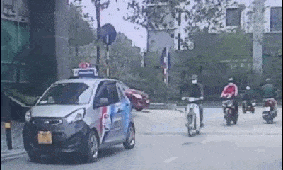 Video: Nam tài xế mở cửa ô tô bất cẩn gây tai nạn 