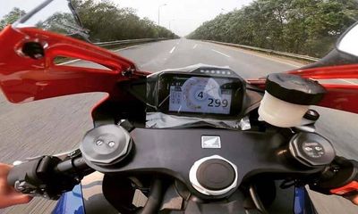 Nam thanh niên lái mô tô chạy gần 300km/h trên đại lộ Thăng Long bị phạt 10,5 triệu đồng