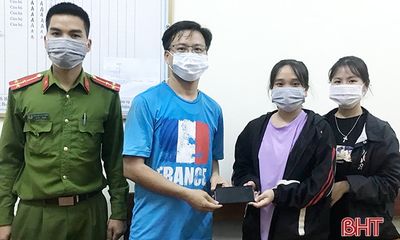 Hà Tĩnh: Hai 2 nữ sinh nhặt được điện thoại, nhờ công an tìm người trả lại