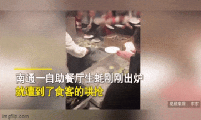 Video: Khay hàu sống chưa kịp đặt xuống bàn, thực khách nhào vào tranh cướp
