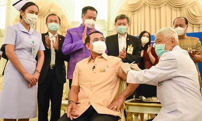 Thủ tướng Thái Lan tiêm vaccine AstraZeneca bất chấp hoài nghi về biến chứng đông máu sau tiêm