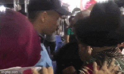 Video: Phản ứng bất ngờ của Trường Giang khi bị fan cưỡng hôn