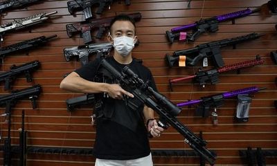 Kỳ thị và bạo lực gia tăng, người Mỹ gốc Á đổ xô đi mua súng tự vệ