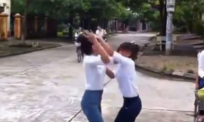 Vụ nữ sinh lớp 10 ở Hà Nội bị bạn lột áo, kéo lê ra đường: Nhà trường cử người đến động viên