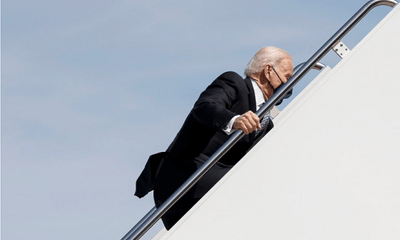 Video: Tổng thống Biden 2 lần vấp ngã khi bước lên chuyên cơ Không lực Một