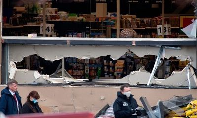 Mỹ: Xả súng kinh hoàng ngay trước siêu thị, 10 người chết