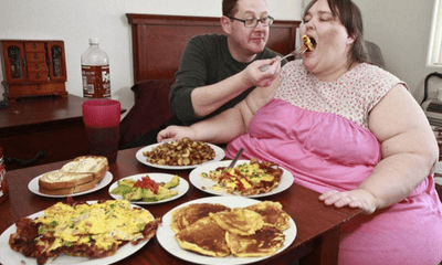 Chồng ủng hộ vợ tăng cân bạt mạng để trở thành người béo nhất thế giới