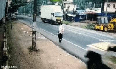 Video: Thót tim khoảnh khắc nam thanh niên thoát chết trong gang tấc khi xe 'điên' lao tới