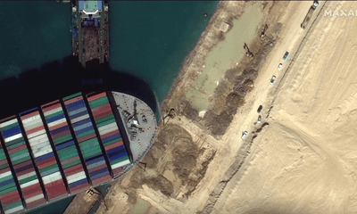 Tàu khổng lồ chặn ngang kênh đào Suez nhúc nhích nhẹ sau nhiều ngày mắc kẹt