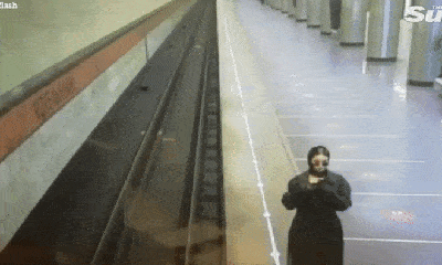 Video: Ngỡ hàng hành động đột ngột cởi áo khoe thân của cô gái ngay tại ga tàu