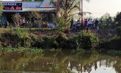 Bàng hoàng phát hiện thi thể người đàn ông nổi trên kênh Nguyễn Tấn Thành