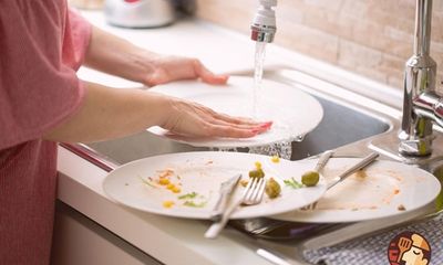 Sai lầm khi rửa bát khiến vi khuẩn bám đầy đĩa, cả nhà mắc bệnh 