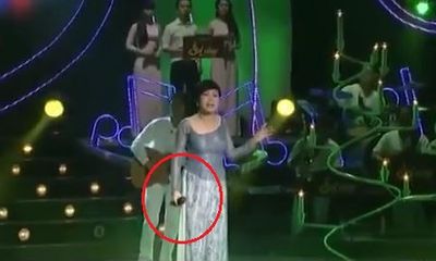 Cộng đồng mạng thán phục màn hát live để micro dưới tận bụng của Phương Thanh