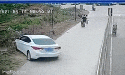 Video: Nữ tài xế lùi xe tông xập thành cầu vượt, khiến người đi đường thót tim