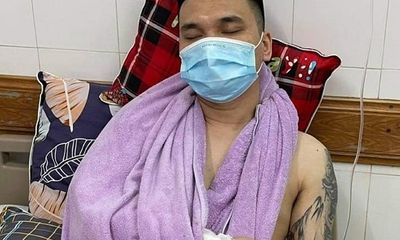 Khắc Việt chấn thương nặng ở cả hai tay, đang được cấp cứu tại bệnh viện