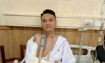 Tình hình sức khỏe ca sĩ Khắc Việt sau ca phẫu thuật vì gãy tay
