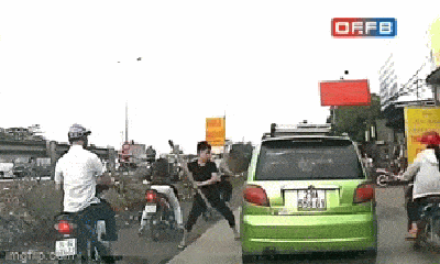 Video: Nam thanh niên đánh liên tiếp vào đầu tài xế ô tô, dùng gậy đập vỡ cửa kính
