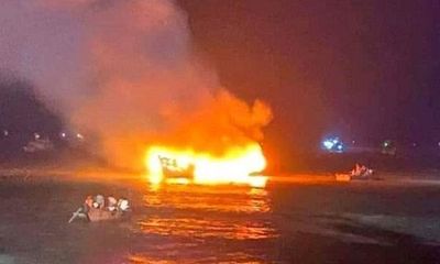 Thanh Hóa: Hai tàu cá bất ngờ bốc cháy trong đêm, thiệt hại hơn 3 tỷ đồng
