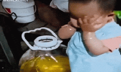 Video: Cưng muốn xỉu trước pha “làm đẹp” với can dầu ăn của bé gái đáng yêu