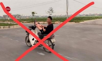 Triệu tập nam thanh niên dùng chân điều khiển xe máy ở Nghệ An