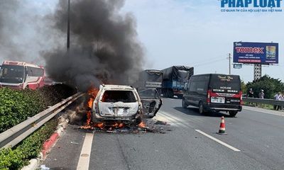 Ô tô 7 chỗ cháy ngùn ngụt trên cao tốc Pháp Vân - Cầu Giẽ