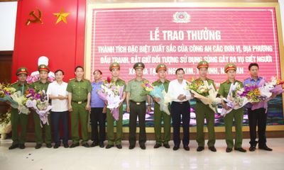 Trao thưởng cho lực lượng bắt nghi phạm nổ súng bắn chết 2 người ở Nghệ An