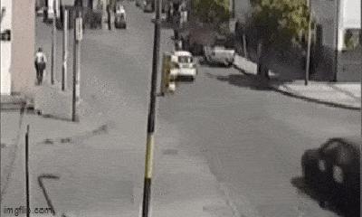 Video: Phẫn nộ nam tài xế nhanh tay nhặt tiền của nạn nhân giấu đi sau khi gây tai nạn 