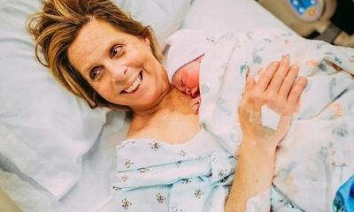 Kỳ lạ bà mẹ 62 tuổi người Mỹ sinh cháu gái cho con trai mình