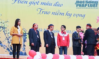 Hoa hậu biển Nguyễn Thị Loan tham gia Lễ hội Xuân Hồng