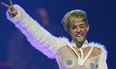 Miley Cyrus tiết lộ lý do luôn lè lưỡi phản cảm