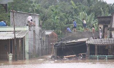 Hàng loạt thủy điện xả lũ, người dân lên nóc nhà tránh lụt