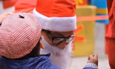Dân mạng sốt với clip “Ông già Noel bị hôi của”