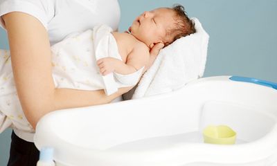 Tắm cho trẻ sơ sinh trong mùa đông: Lưu ý cần nhớ