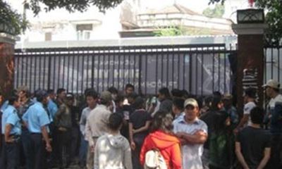 Hàng trăm người lạ bao vây, đập phá trường Đại học Hùng Vương