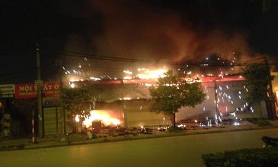 Clip: Cháy lớn gần Keangnam, nhiều hàng quán bị thiêu rụi