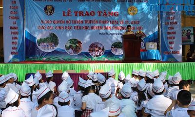 CSGT HN tặng 5.000 vở in hình tuyên truyền pháp luật cho học sinh