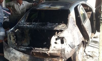 Ô tô Toyota Vios bất ngờ bốc cháy lúc nửa đêm