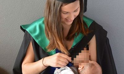 Tranh cãi quanh bức ảnh nữ sinh cho con bú tại lễ tốt nghiệp
