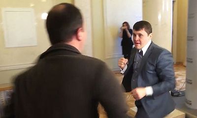 Hai nghị sĩ Ukraine “choảng” nhau trong Quốc hội