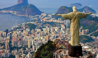 Tượng Chúa Kitô ở Rio de Janeiro bị sét đánh bay ngón cái 