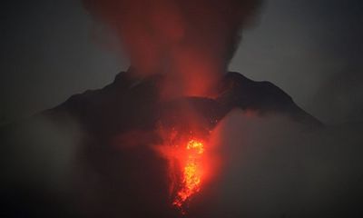 Hình ảnh 2 núi lửa đồng thời tàn phá Indonesia