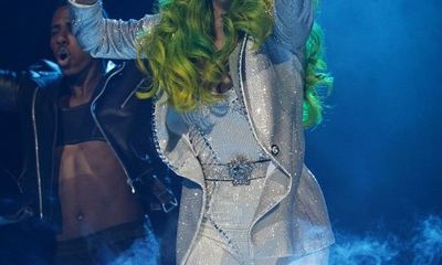 Lady Gaga nhuộm tóc xanh lè như cây thông Noel