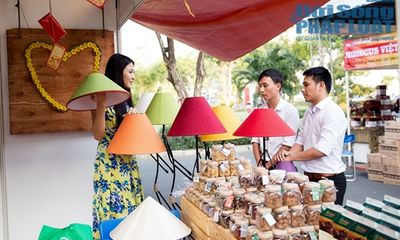 Trần Thị Quỳnh đi bán đèn ngủ làm từ thiện cuối năm