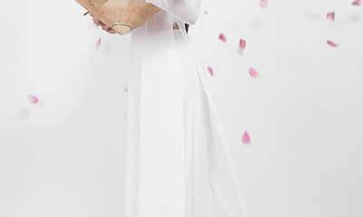 Hoa hậu Nguyễn Cao Kỳ Duyên diện áo dài e ấp bên hoa sen