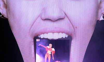 Miley Cyrus làm “hư mắt” khán giả với màn biểu diễn thô tục