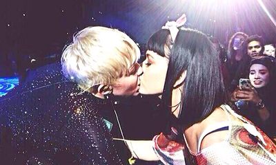 Miley Cyrus “khóa môi” Katy Perry trước hàng ngàn khán giả