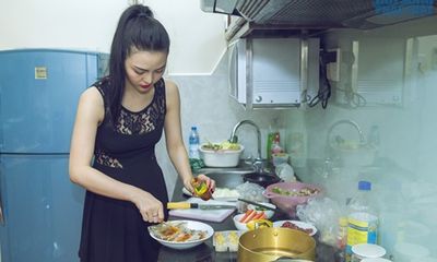 Vào bếp cùng Sao: Á hậu Trà Giang trổ tài bếp núc cực... đỉnh